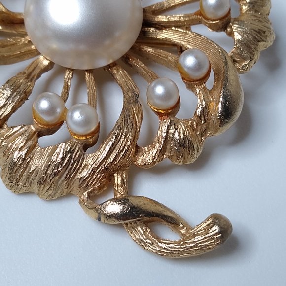 Vintage Faux Pearl And Metal Large Flower Brooch - Picture 9 of 15